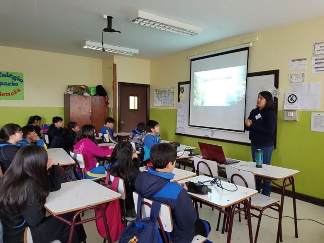 IFOP participa en mil científicos mil aulas dando charlas en colegios de Chile