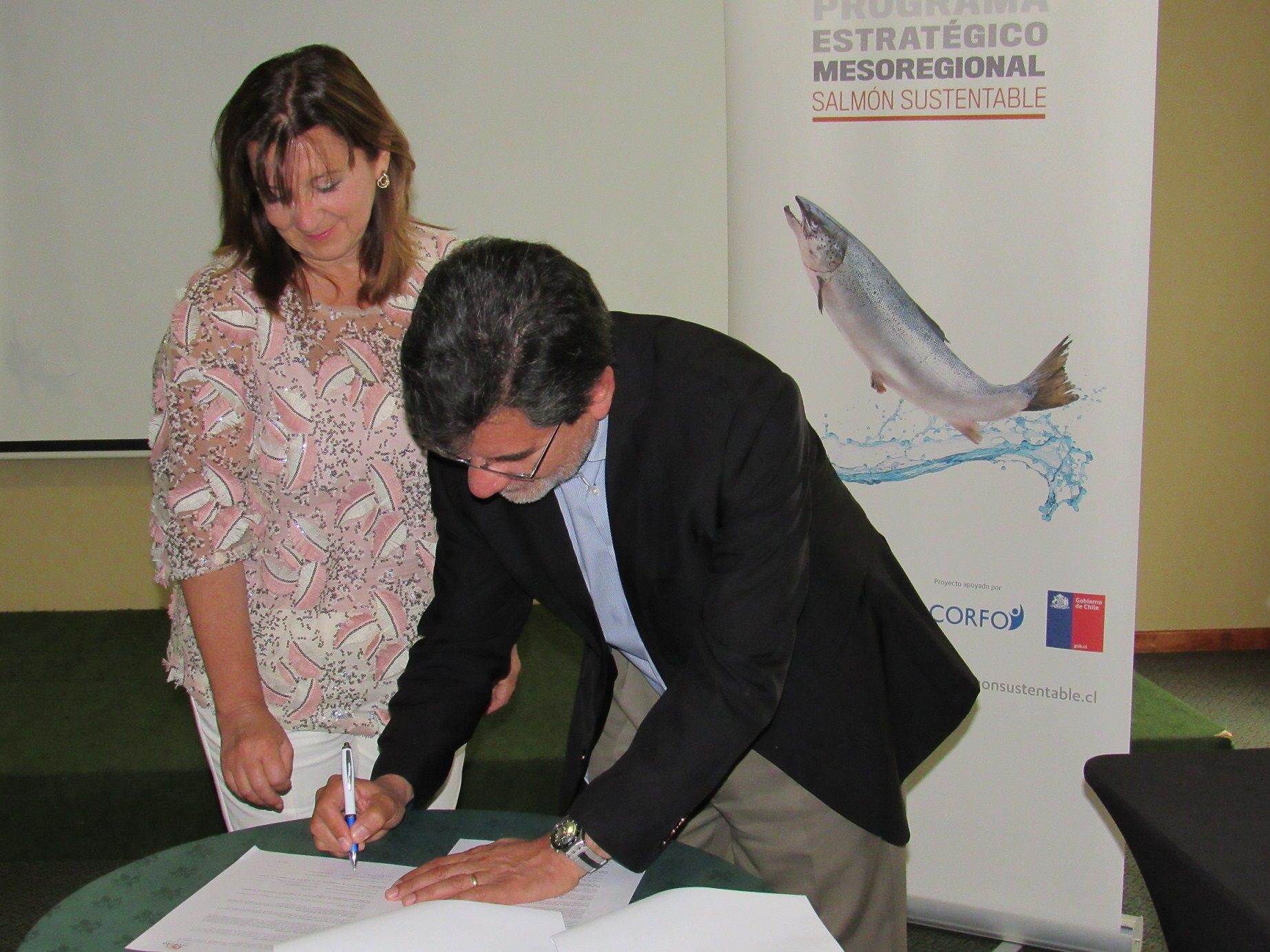 Co-Inventa y PEM Salmón Sustentable firman convenio para innovar en envases y embalajes para la salmonicultura