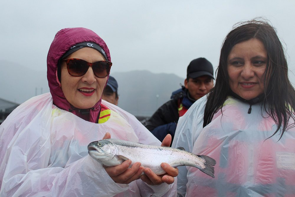 Puerto Natales: valoran visita de comunidad Kawésqar a centro de Australis Seafoods