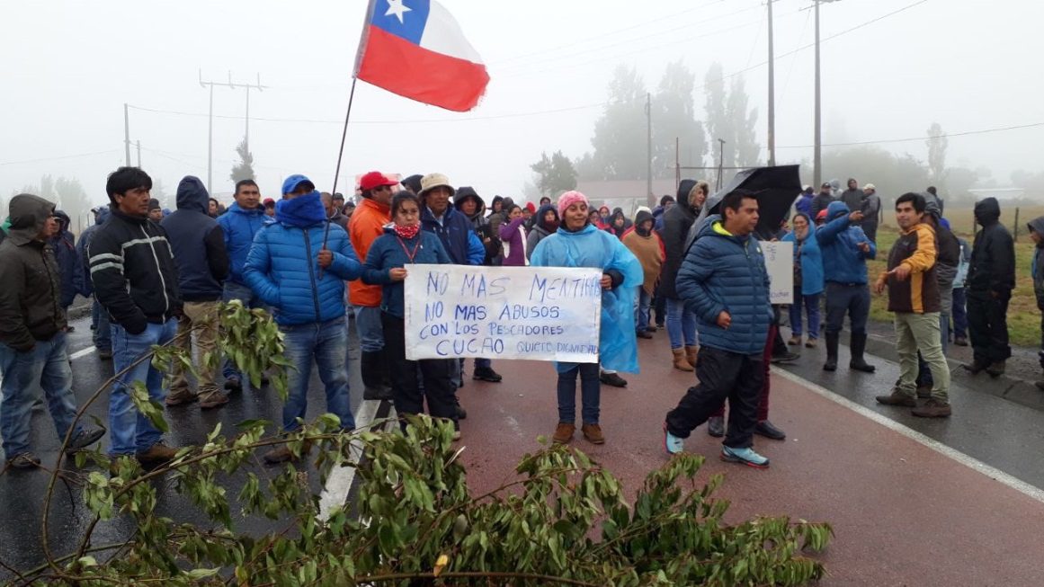 Chiloé: macheros de Cucao bloquean Ruta 5 Sur en protesta por bono de marea roja