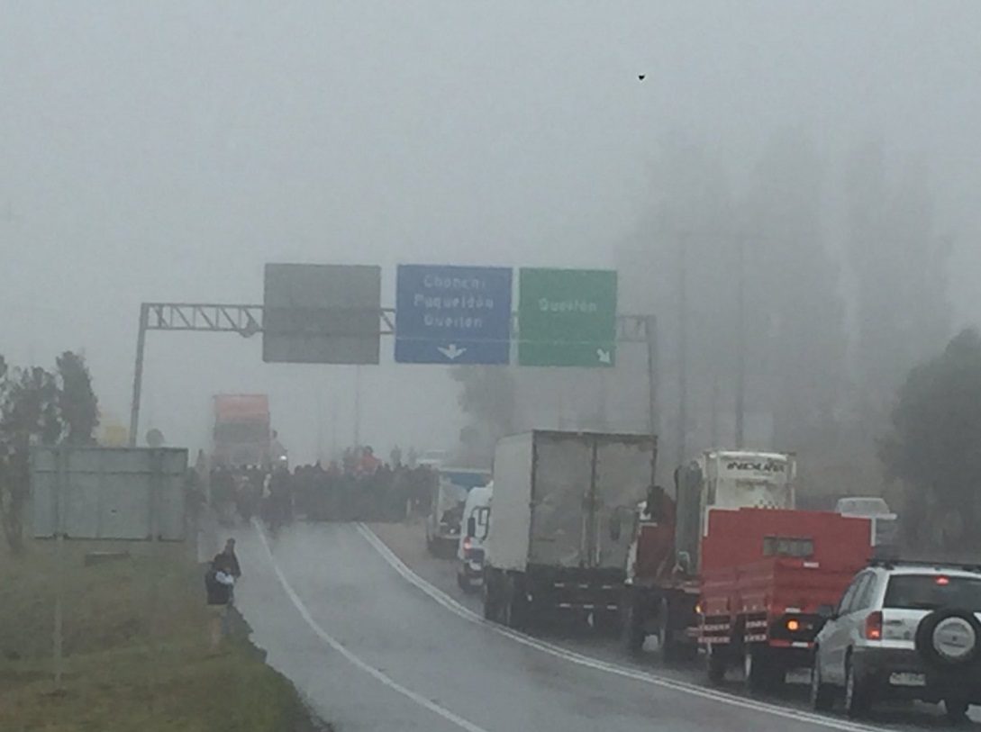 Chiloé: macheros de Cucao bloquean Ruta 5 Sur en protesta por bono de marea roja