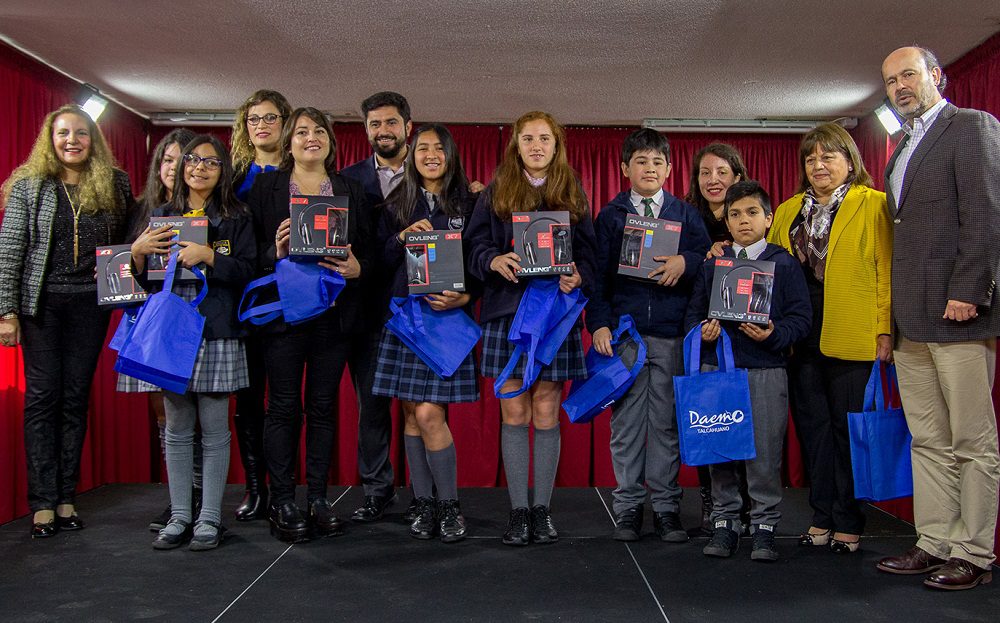 Blumar donó equipamiento para proyecto bilingüe de escuelas de Talcahuano