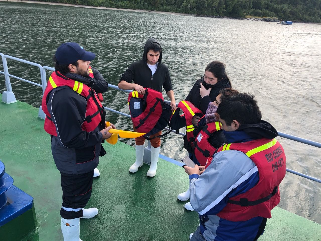 En Aysén: estudiantes de acuicultura refuerzan su formación con visita a centro de cultivo de salmones