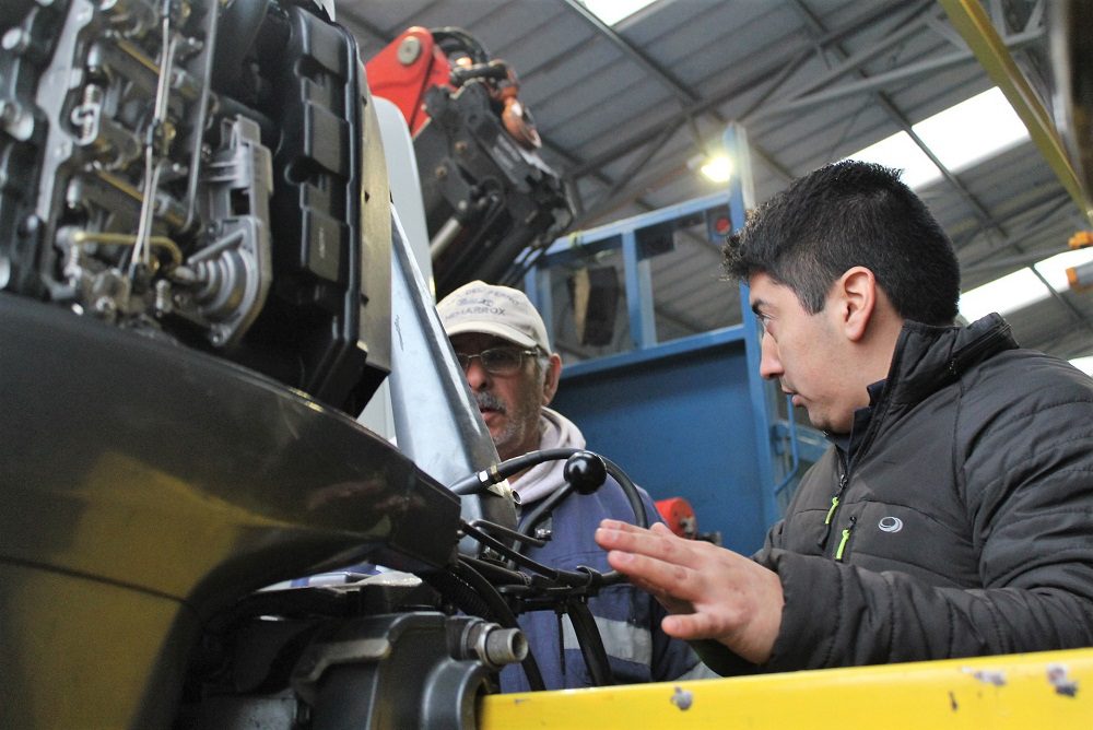 Mitilicultores de Chiloé se capacitaron en reparación de motores fuera de borda