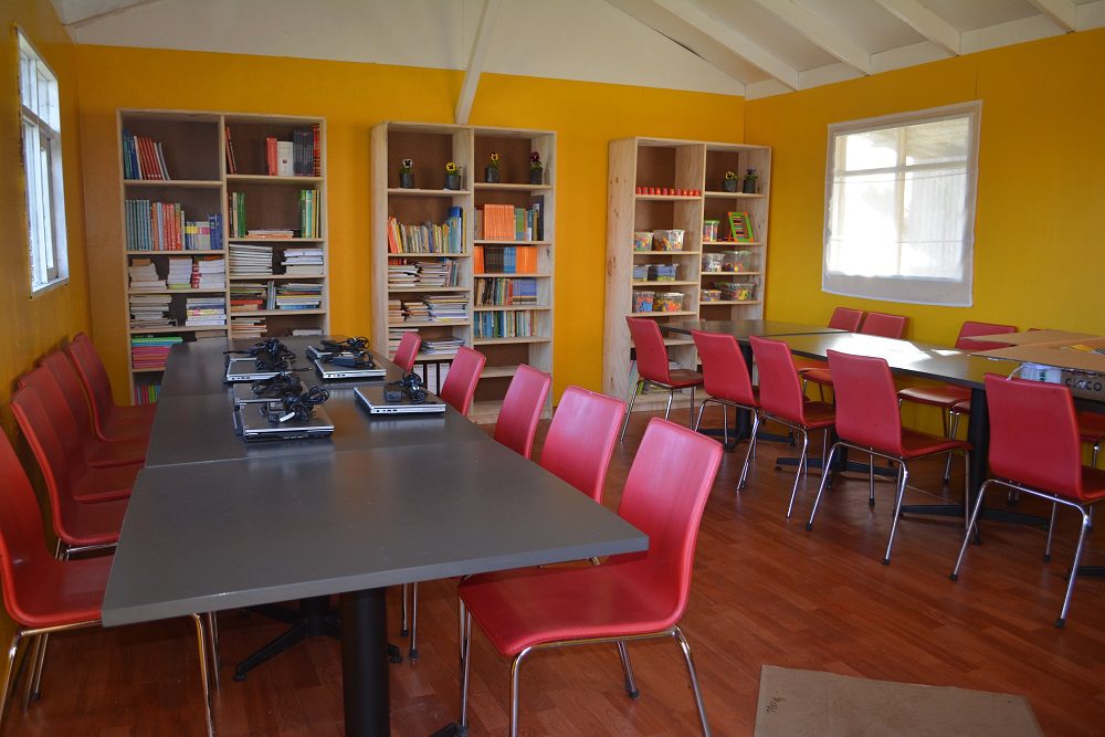 Cargilll y Veso contribuyen con escuela de Aguantao con una completa biblioteca para sus 100 alumnos
