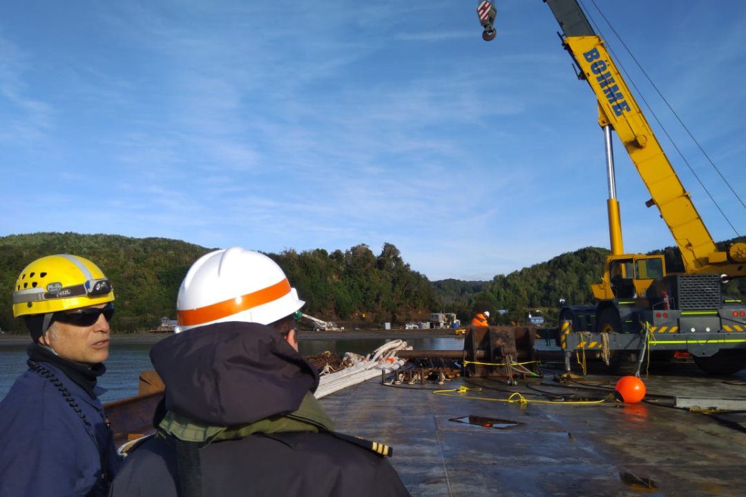 Ultiman preparativos para adrizamiento del wellboat Seikongen