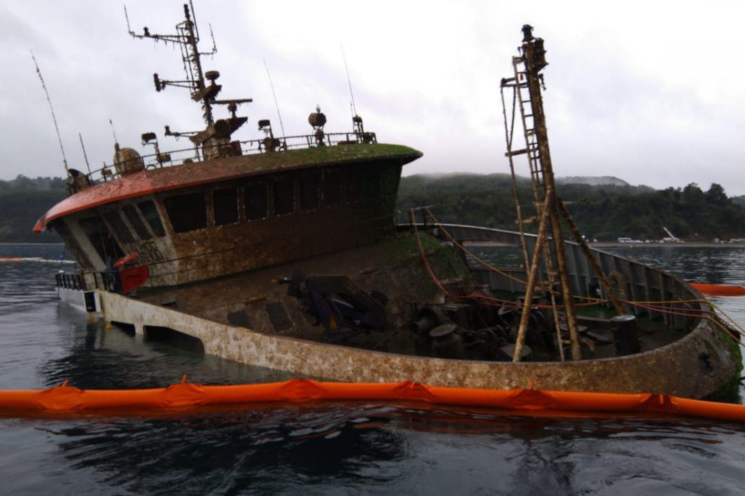 Wellboat “Seikongen” logró ser adrizado tras nueve meses de estar hundido