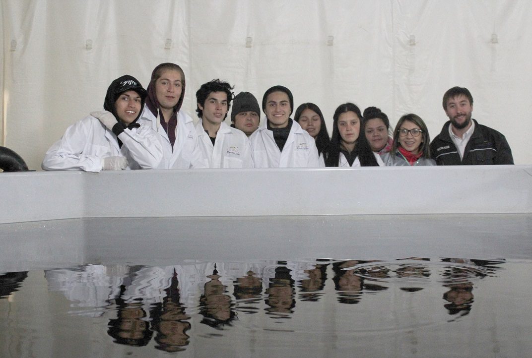 Estudiantes de acuicultura visitan industria salmonicultora como parte de su formación académica