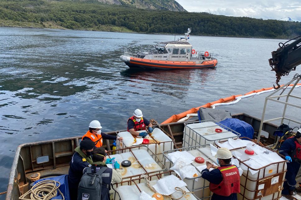 Autoridad Marítima supervisó retiro de combustible desde artefacto naval hundido en centro de cultivo