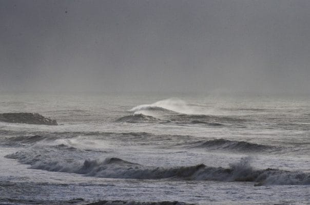Las bocatomas de agua de la piscicultura se adentran varios kilómetros en el mar.